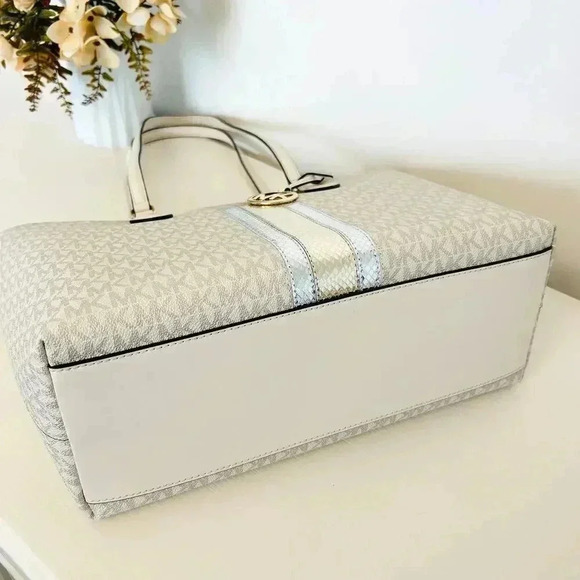 Michael Kors Sheila Large Signature Logo and Metallic Tote Bag Pale Gold - Picture 5 of 9